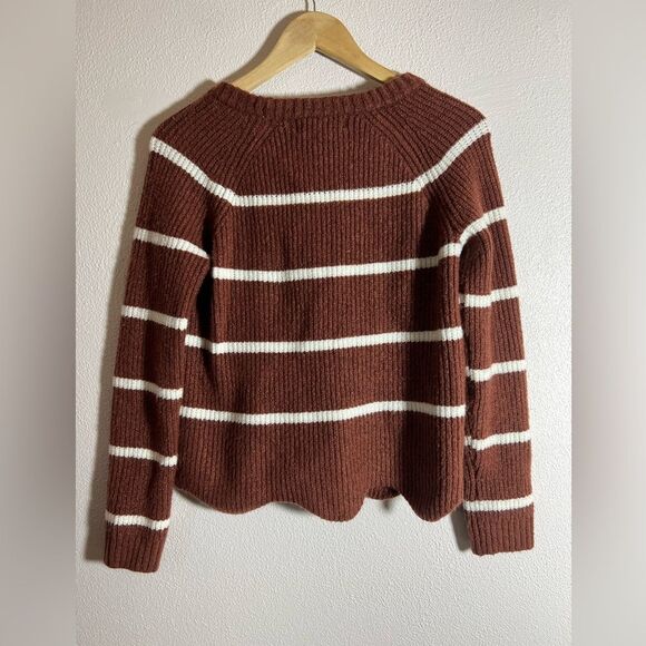 PINQUE Lily Cropped Scallop Sweater - Picture 2 of 8